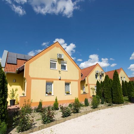 Hostal Ponty-Lak Panzió Dávod Exterior foto