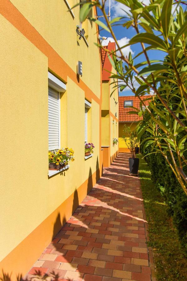 Hostal Ponty-Lak Panzió Dávod Exterior foto