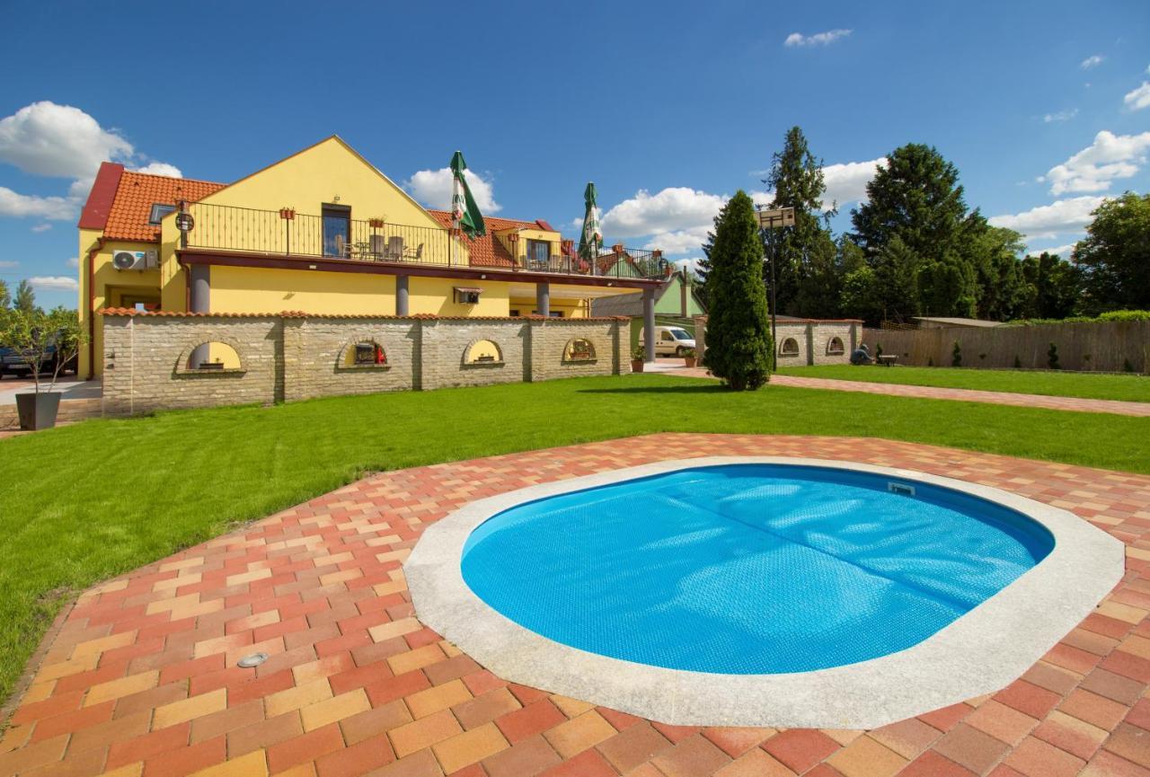 Hostal Ponty-Lak Panzió Dávod Exterior foto
